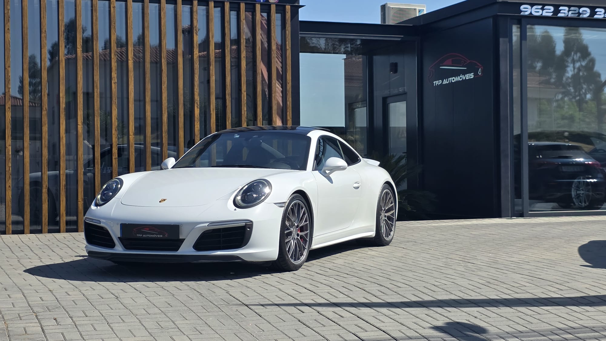 
								Porsche 911 Carrera 4 GTS total									