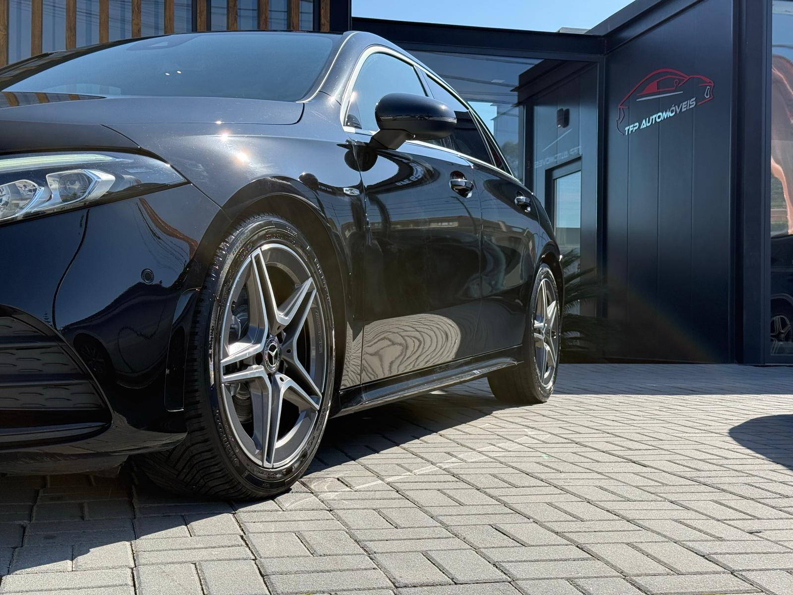 
								Mercedes-Benz Classe A 180 d AMG total									