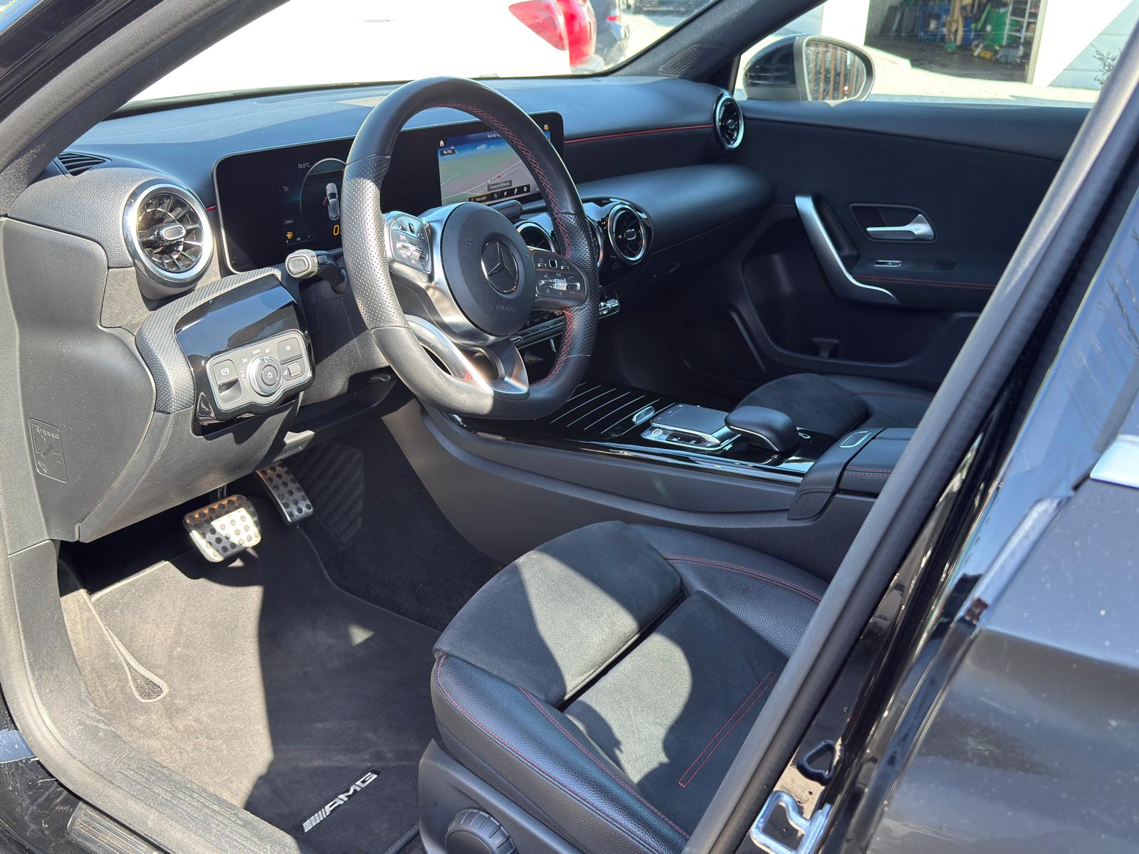 
								Mercedes-Benz Classe A 180 d AMG total									